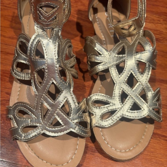 Elegant Metallic Sandals - Picture 9 of 10